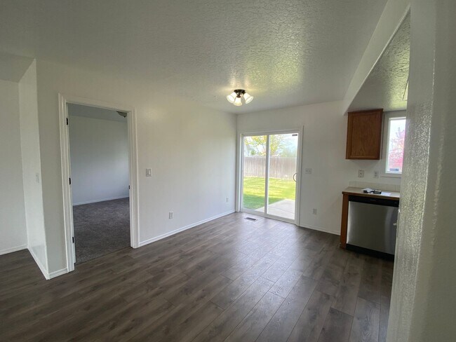 Building Photo - Well kept 4bd in cul-de-sac with NO back n...