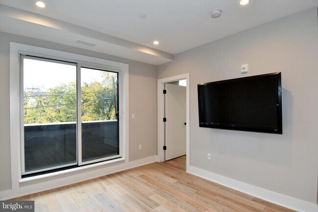 Building Photo - 1016 17th Pl NE