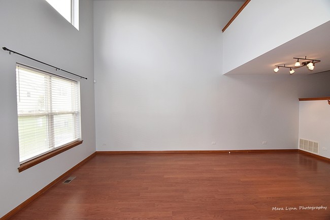 Building Photo - 120 Red Rose Dr