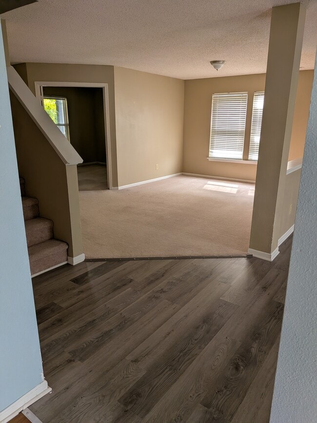 Building Photo - 10418 Memorial Knoll Dr