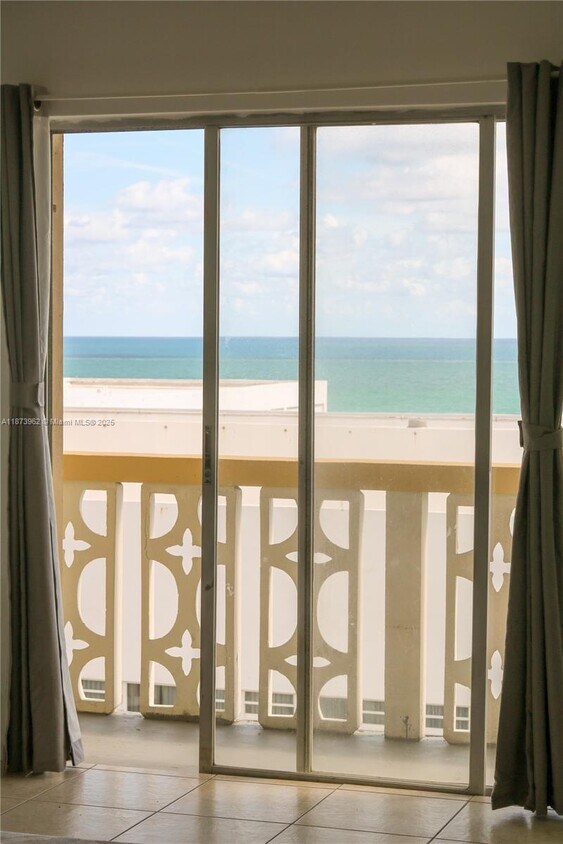 Primary Photo - 3100 Collins Ave