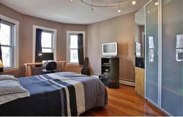 Building Photo - 46 Middle St