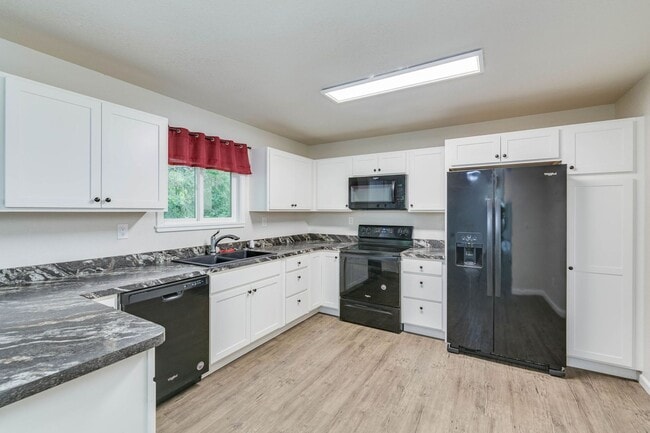 Building Photo - 5 bed 3 bath Home in Fairbanks