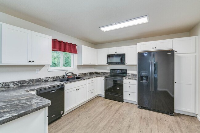 Foto del edificio - 5 bed 3 bath Home in Fairbanks