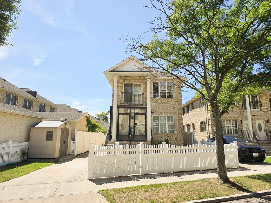 Primary Photo - 16-10 150th Pl