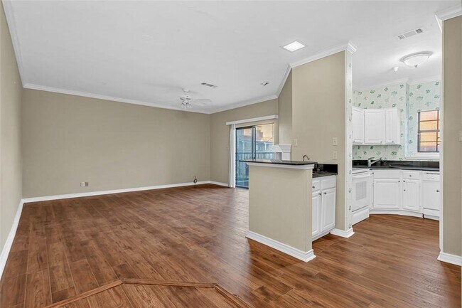 Building Photo - 6008 Auburndale Ave