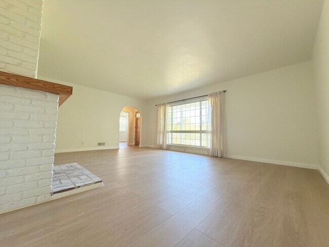 Building Photo - 8821 Aqueduct Ave