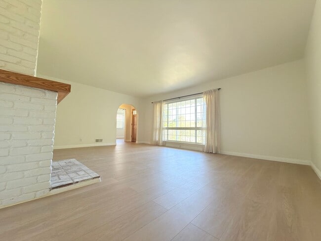 Foto del edificio - 8821 Aqueduct Ave