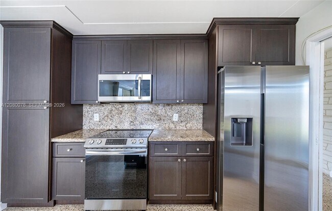 Building Photo - 8810 SW 43rd Ter