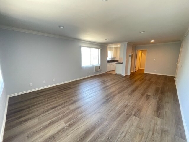 Building Photo - 957 E Villa St