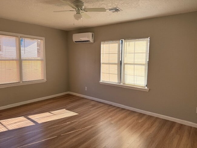 Building Photo - Super cute, fully updated 2 bed / 1 bath with a 1-car garage. Great location close to Fort Sill.