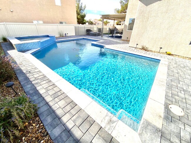Foto del edificio - ENJOY THIS STUNNING 3 BEDROOM WITH A TRANQ...