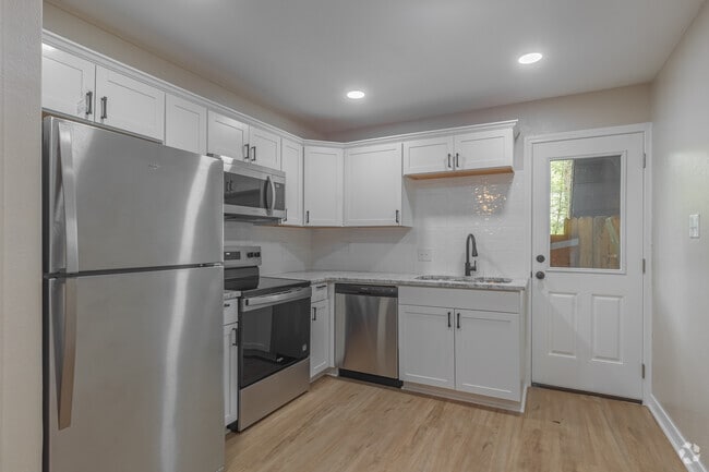 2BR, 1BA - 820SF - Kitchen - Grand Oaks Apartments