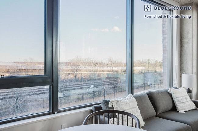 Foto del edificio - 3030 Potomac Ave