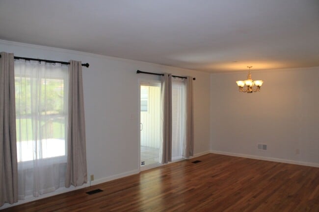Building Photo - 3 Bedroom 2 bath W/ Bonus In Hammond Hills