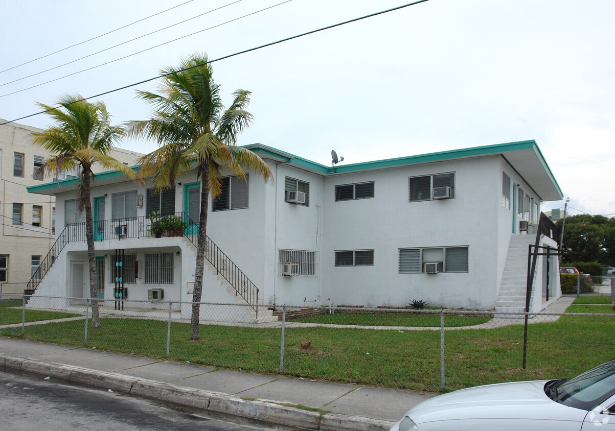 Foto principal - 1950 SW 2nd St