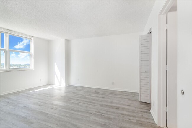 Building Photo - 2931 SW 12th Ave