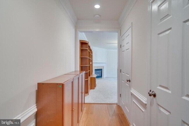Foto del edificio - 7046 Falls Reach Dr