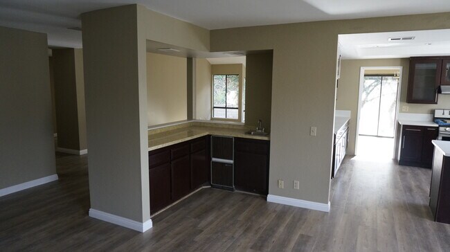 Wet Bar - 16268 Glencove Dr