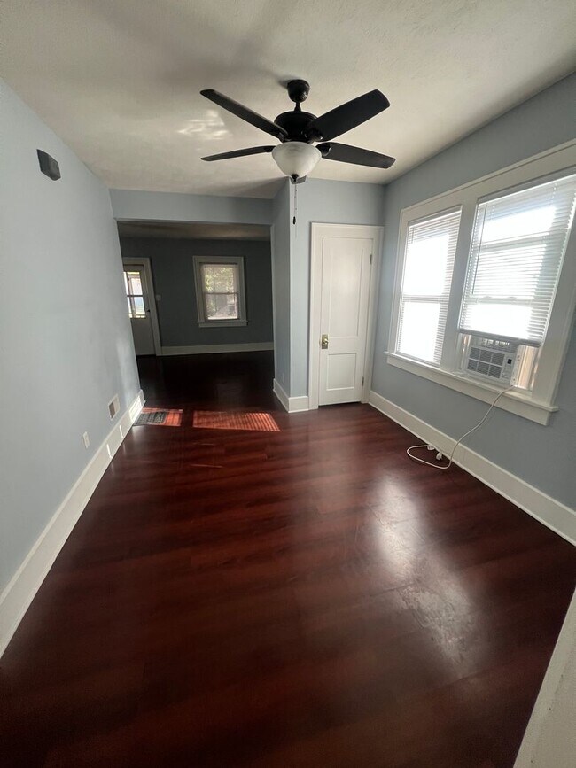 Foto del edificio - 2BEDROOM 1 BATH FULL BASEMENT CLOSE TO EVE...
