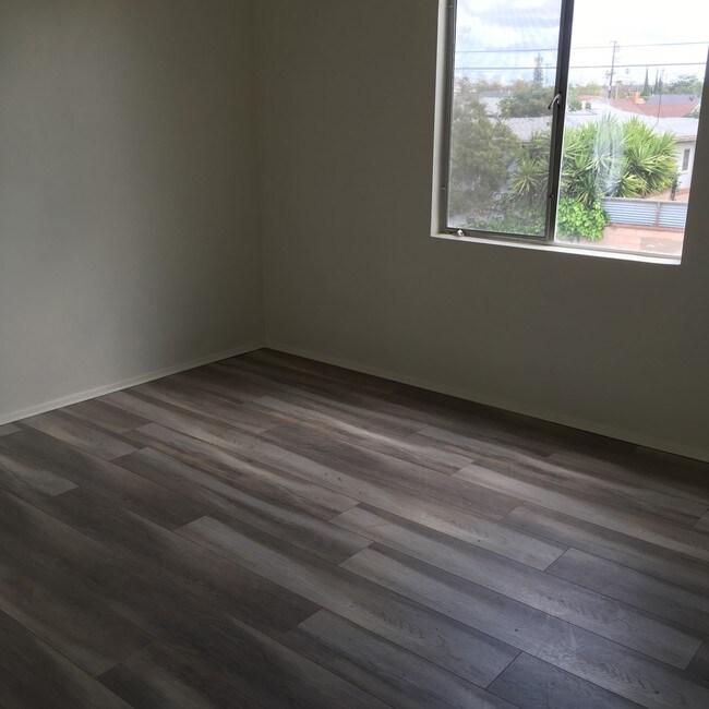 Dormitorio 2 - 11702 Crenshaw Blvd