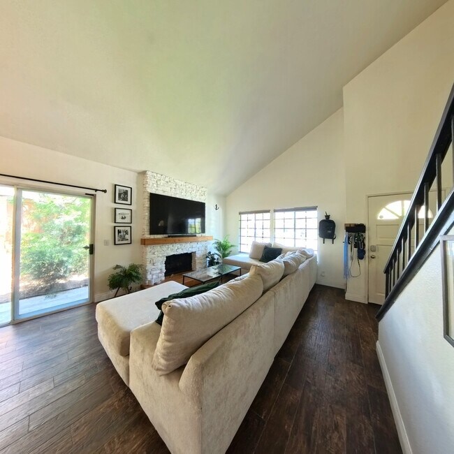 Building Photo - 25 Alumbre