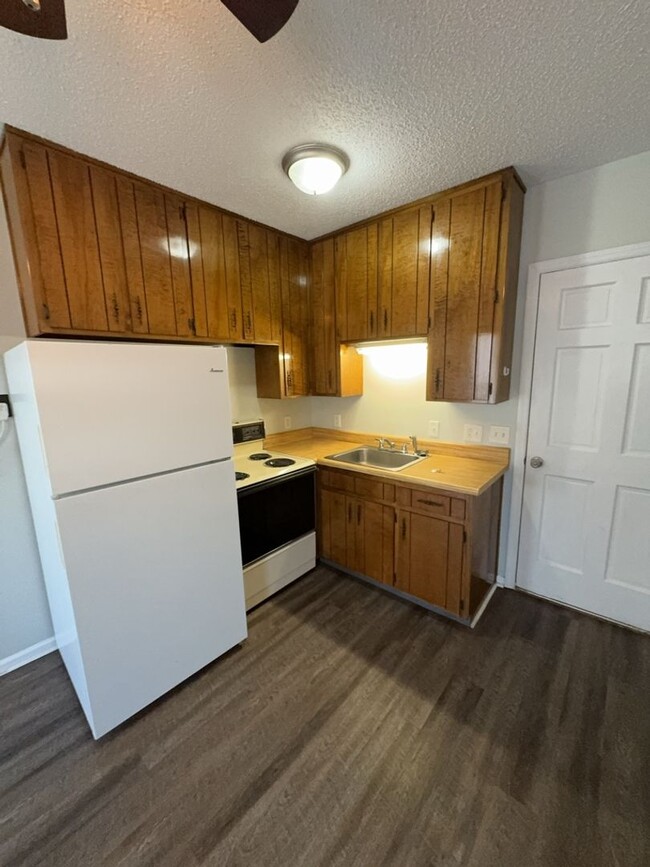 Building Photo - Available Now! 1 Bedroom 1 Bathroom Unit! ...