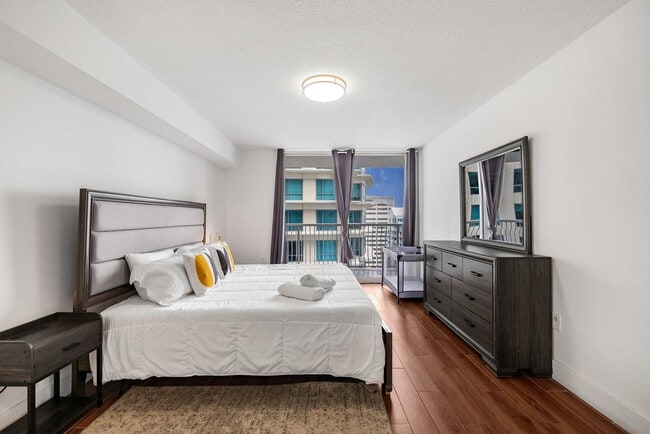 Building Photo - 1 SE 12th St