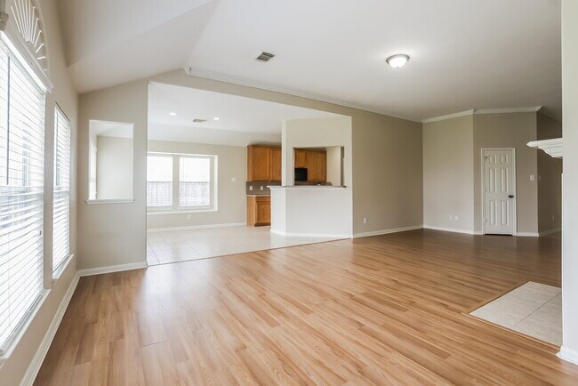 Building Photo - 2011 Pinecreek Pass Ln