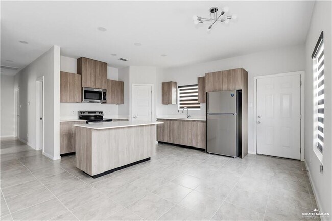 Building Photo - 402 N Alexandrite Ave