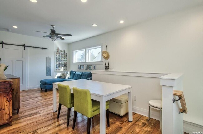 Foto del edificio - 3680 Lark St