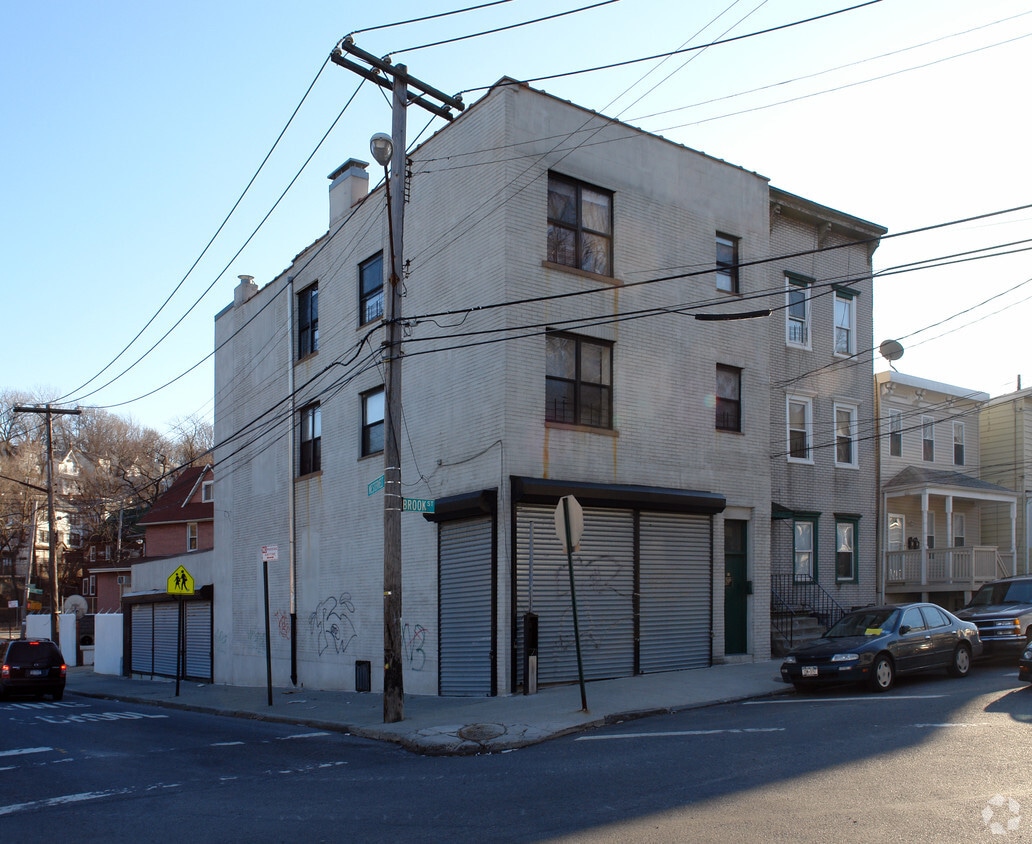 Primary Photo - 40 Brook St