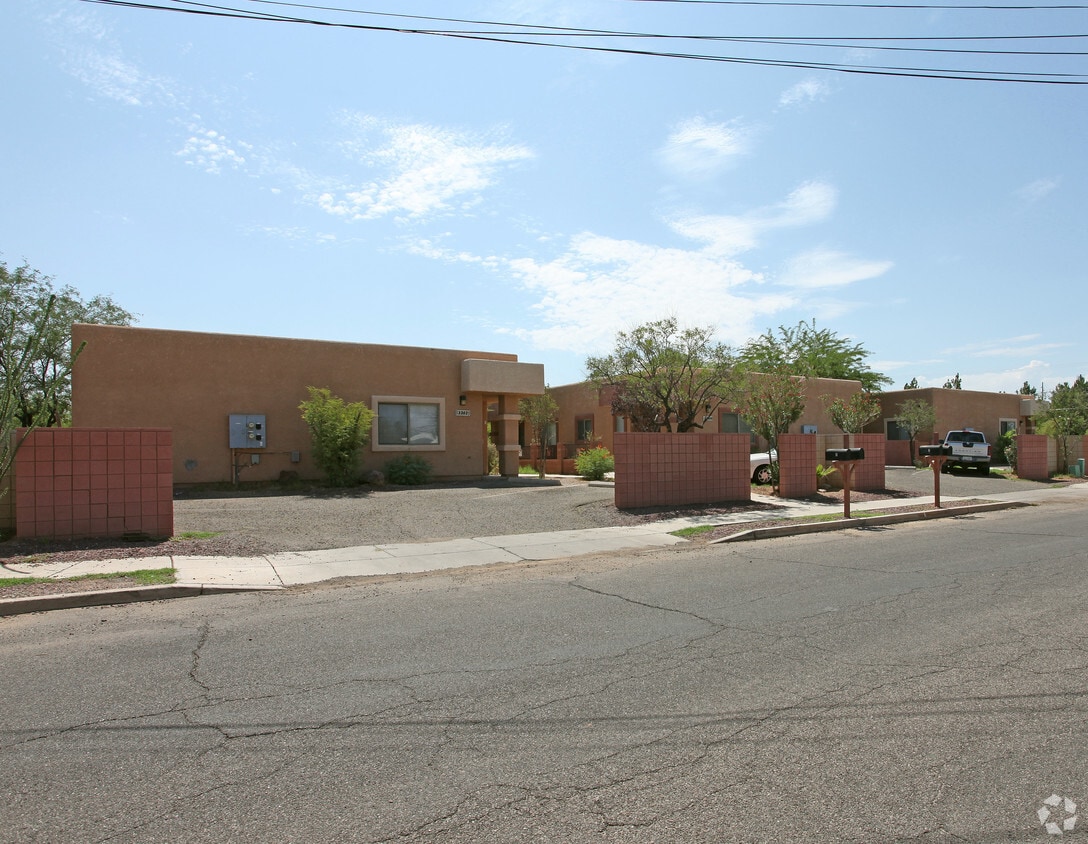Primary Photo - 3300-3302 N Los Altos Ave