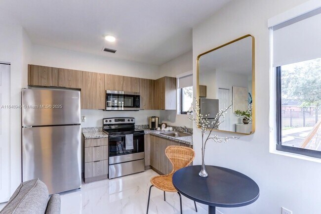 Foto del edificio - 339 W 78th Rd