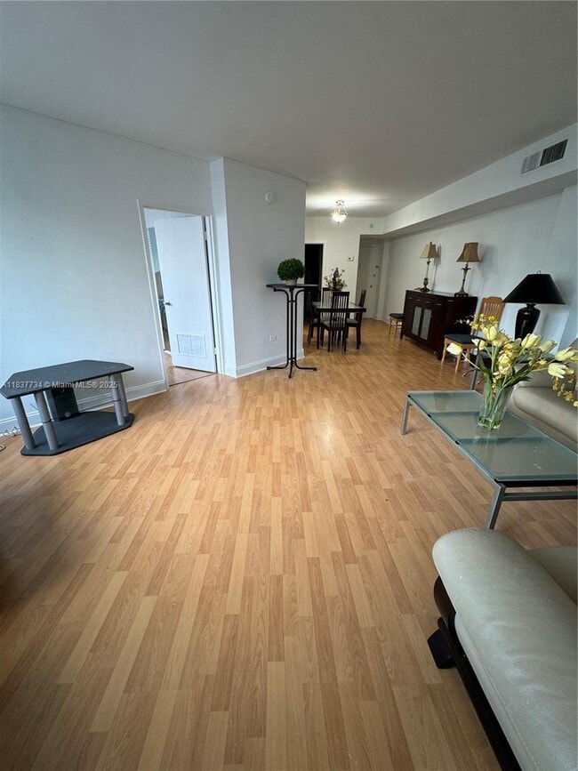 Foto del edificio - 825 Brickell Bay Dr