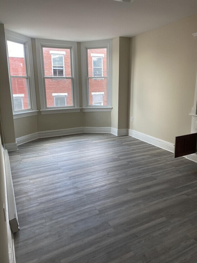 Foto principal - 103-105 E Washington St