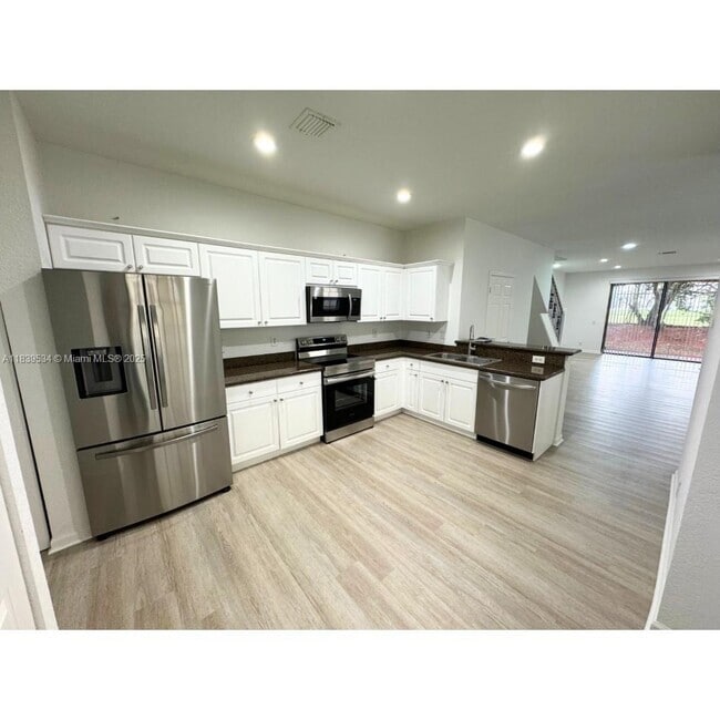 Building Photo - 3809 Tree Top Dr