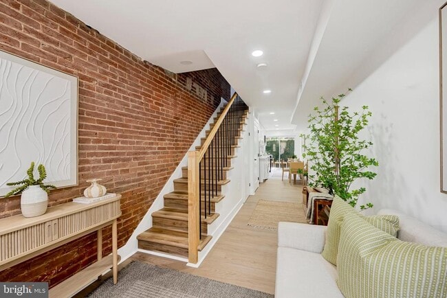Building Photo - 203 S Madeira St