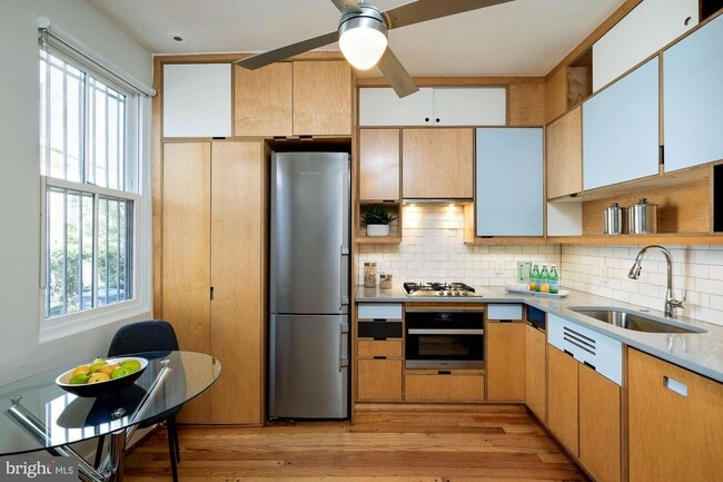 KITCHEN - 919 Hughes Mews NW