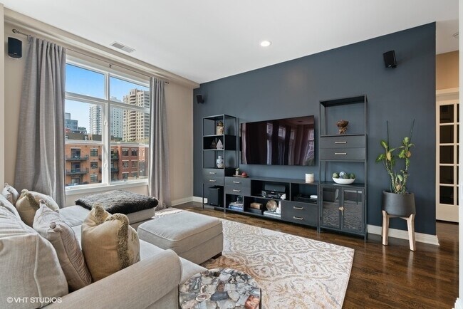 Foto del edificio - 330 N Clinton St