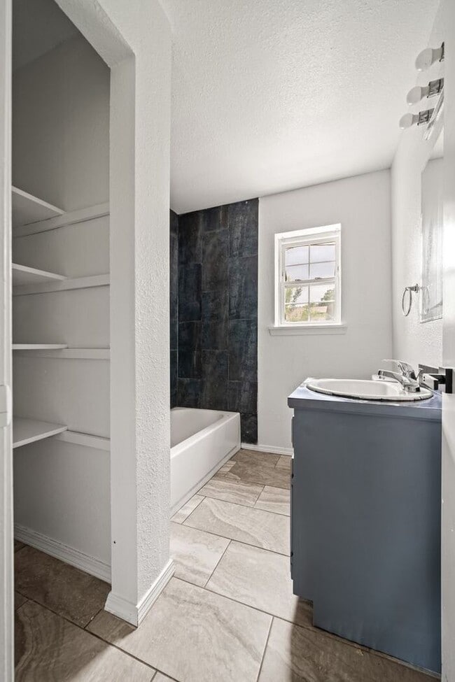 Building Photo - Winchester Estates Apartments Waldron. Spa...