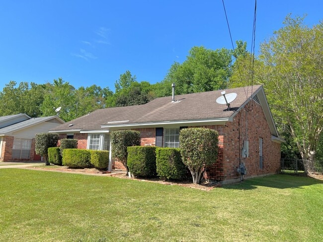 Building Photo - Lovely 3-Bedroom