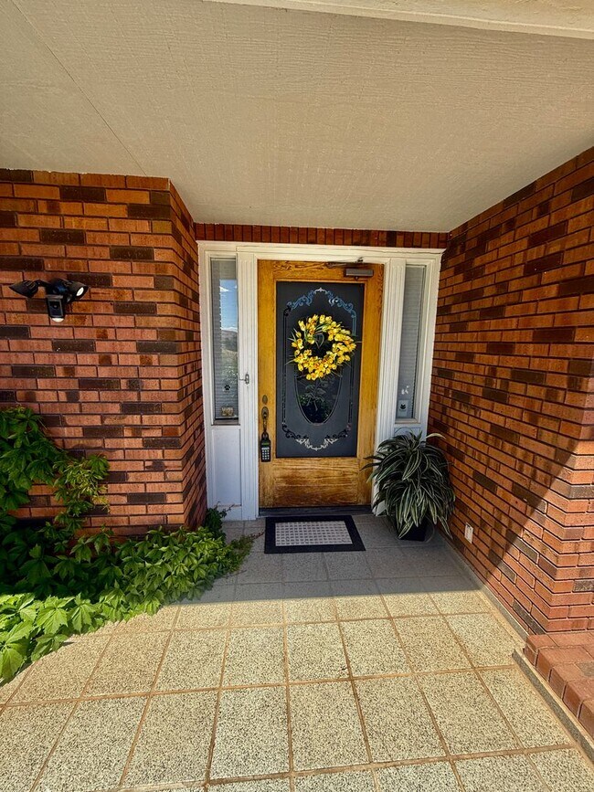 Foto del edificio - Distinctive and Spacious 5-BR Home in Bloomington