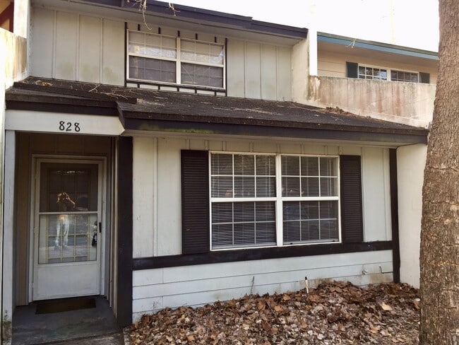 2 Bed 1.5 Bath two story condo. - 2 Bed 1.5 Bath two story condo.