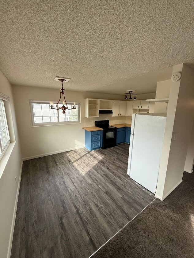 Primary Photo - Spacious 3 Bedroom 2 Bathroom Condo in Eas...