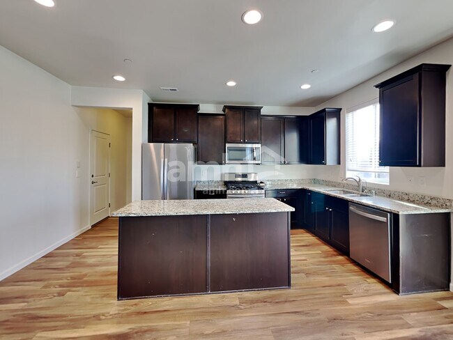 Foto del edificio - 2753 Justice Pl