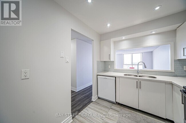 Photo du bâtiment - 2470-2470 Eglinton Ave W