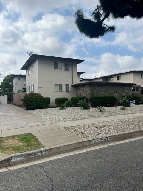 Building Photo - 9625 Crenshaw Blvd