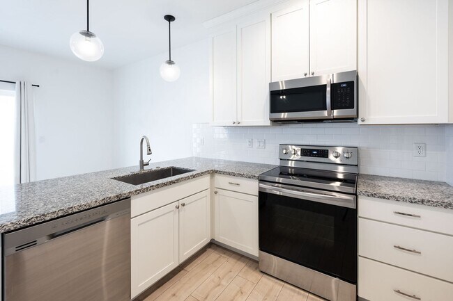 Foto del edificio - BEAUTIFUL 3 BED 2.5 BATH TOWNHOME IN SUGAR CITY