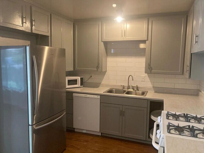 Foto del edificio - Charming 2 Bed / 1 Bath Back House – Utilities Included